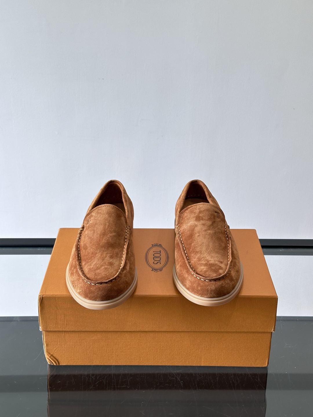 TOD’S/托德斯新款男士乐福休闲鞋,这款鞋选用皮革制成,橡胶大底尽显品牌元素,轻松提升日常造型。原版1:1开发,优雅低 TOD’S/托德斯新款男士乐福休闲鞋,这款鞋选用皮革制成,橡胶大底尽显品牌元素,轻松提升日常造型。原版1:1开发,优雅低