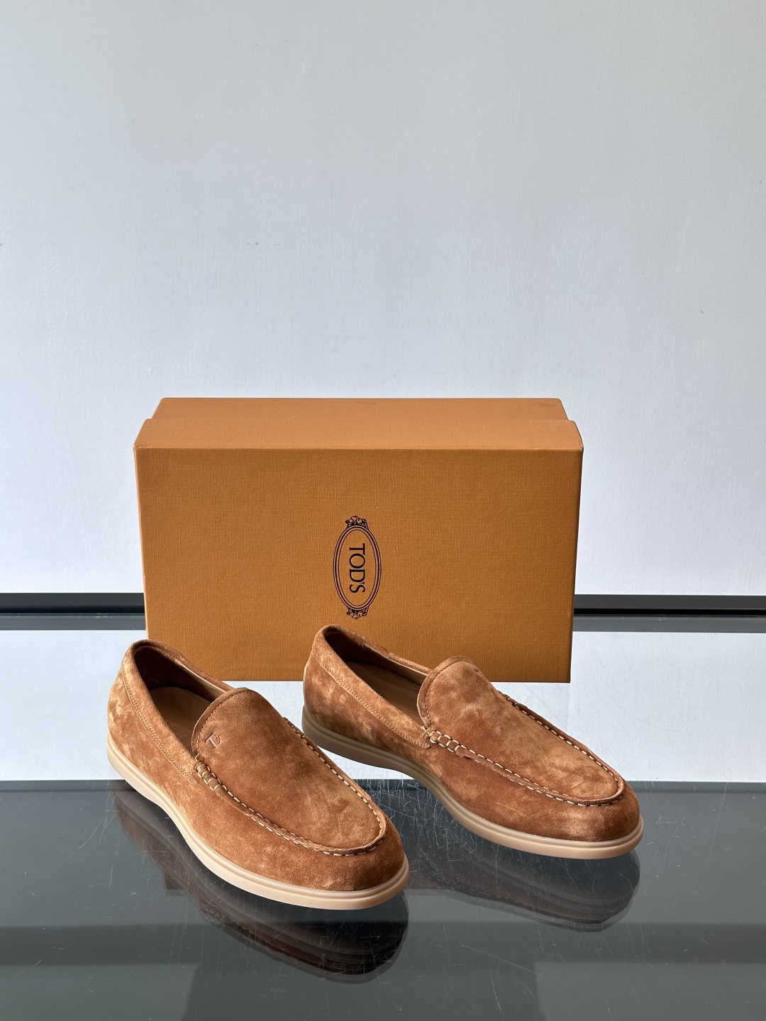 TOD’S/托德斯新款男士乐福休闲鞋,这款鞋选用皮革制成,橡胶大底尽显品牌元素,轻松提升日常造型。原版1:1开发,优雅低 TOD’S/托德斯新款男士乐福休闲鞋,这款鞋选用皮革制成,橡胶大底尽显品牌元素,轻松提升日常造型。原版1:1开发,优雅低