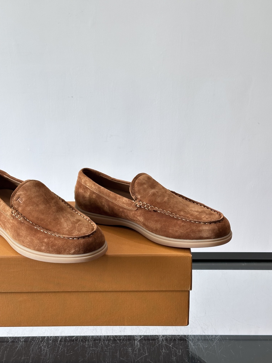 TOD’S/托德斯新款男士乐福休闲鞋,这款鞋选用皮革制成,橡胶大底尽显品牌元素,轻松提升日常造型。原版1:1开发,优雅低 TOD’S/托德斯新款男士乐福休闲鞋,这款鞋选用皮革制成,橡胶大底尽显品牌元素,轻松提升日常造型。原版1:1开发,优雅低