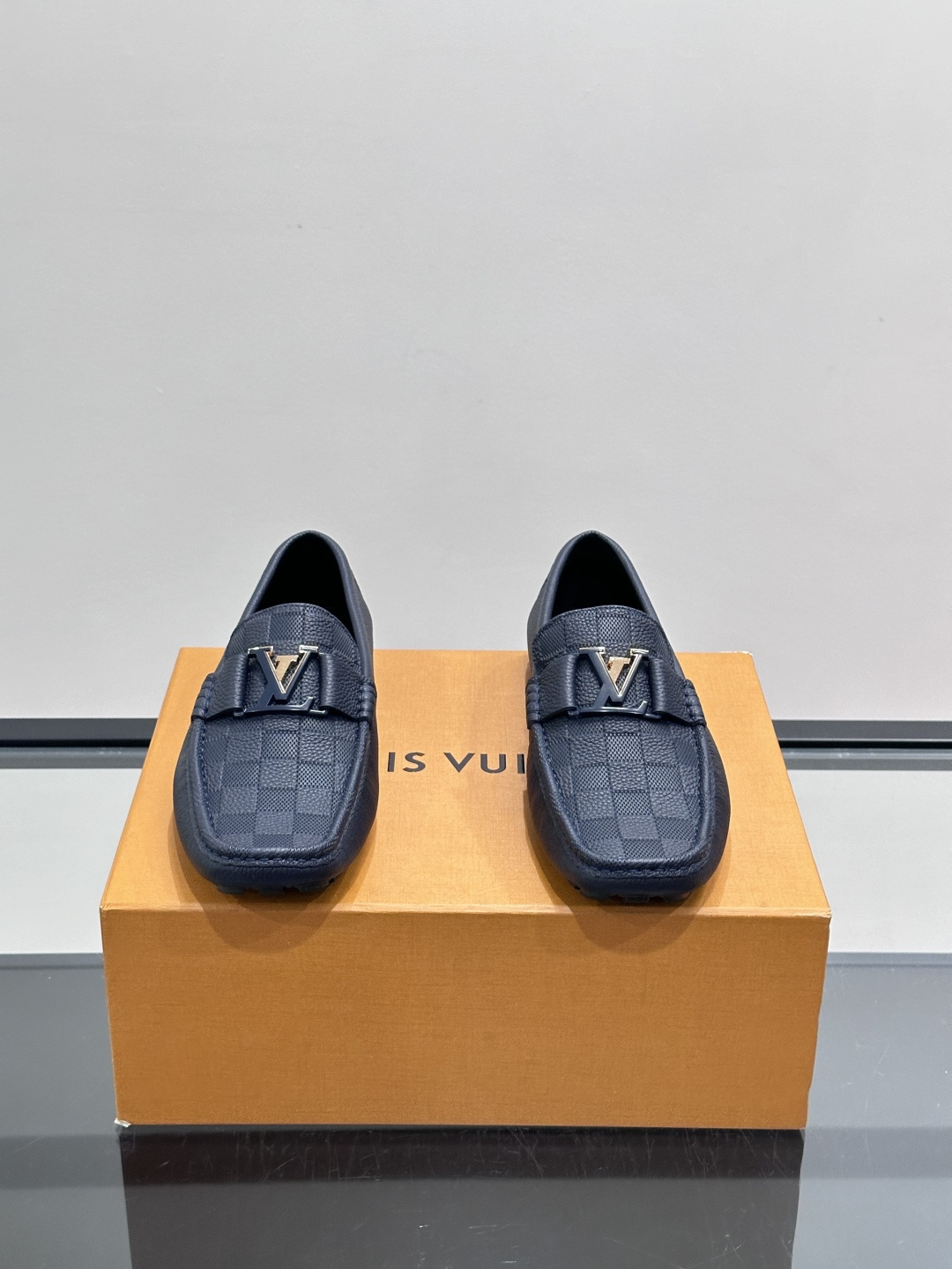 LV MONZA 莫卡辛鞋本款 LV Monza 莫卡辛鞋为牛皮革鞋身压印格子皮革纹理,并以摩登方形轮廓及管状鞋型重塑驾 LV MONZA 莫卡辛鞋本款 LV Monza 莫卡辛鞋为牛皮革鞋身压印格子皮革纹理,并以摩登方形轮廓及管状鞋型重塑驾