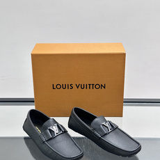 LV MONZA 莫卡辛鞋本款 LV Monza 莫卡辛鞋为牛皮革鞋身压印格子皮革纹理,并以摩登方形轮廓及管状鞋型重塑驾 LV MONZA 莫卡辛鞋本款 LV Monza 莫卡辛鞋为牛皮革鞋身压印格子皮革纹理,并以摩登方形轮廓及管状鞋型重塑驾