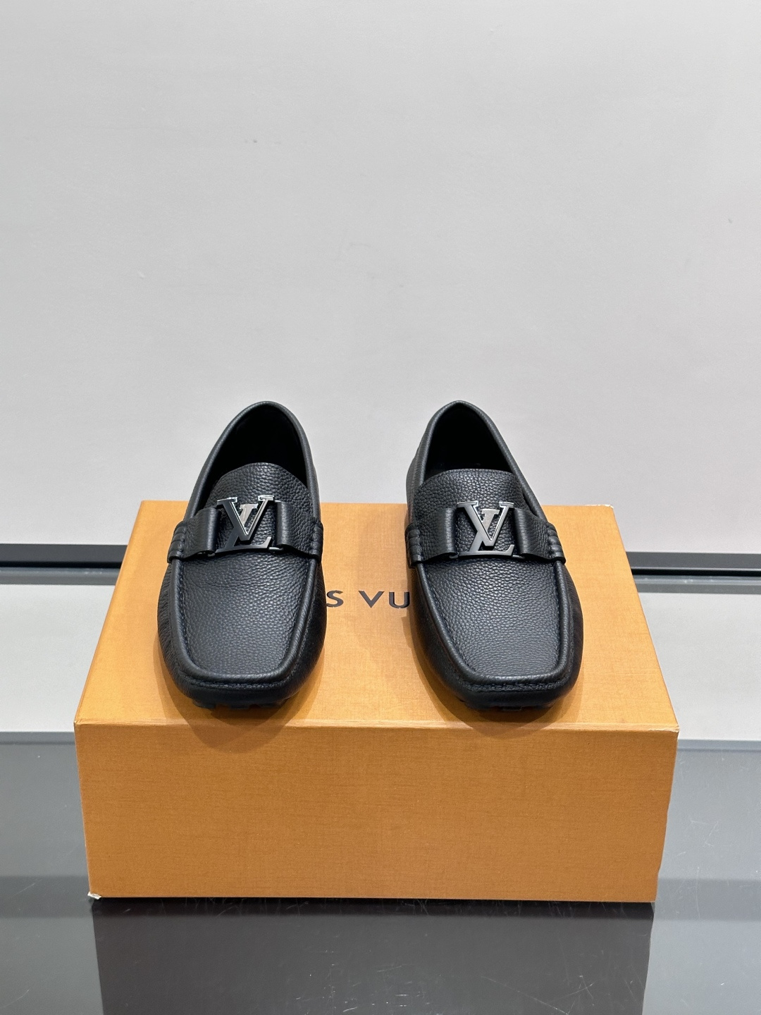 LV MONZA 莫卡辛鞋本款 LV Monza 莫卡辛鞋为牛皮革鞋身压印格子皮革纹理,并以摩登方形轮廓及管状鞋型重塑驾 LV MONZA 莫卡辛鞋本款 LV Monza 莫卡辛鞋为牛皮革鞋身压印格子皮革纹理,并以摩登方形轮廓及管状鞋型重塑驾