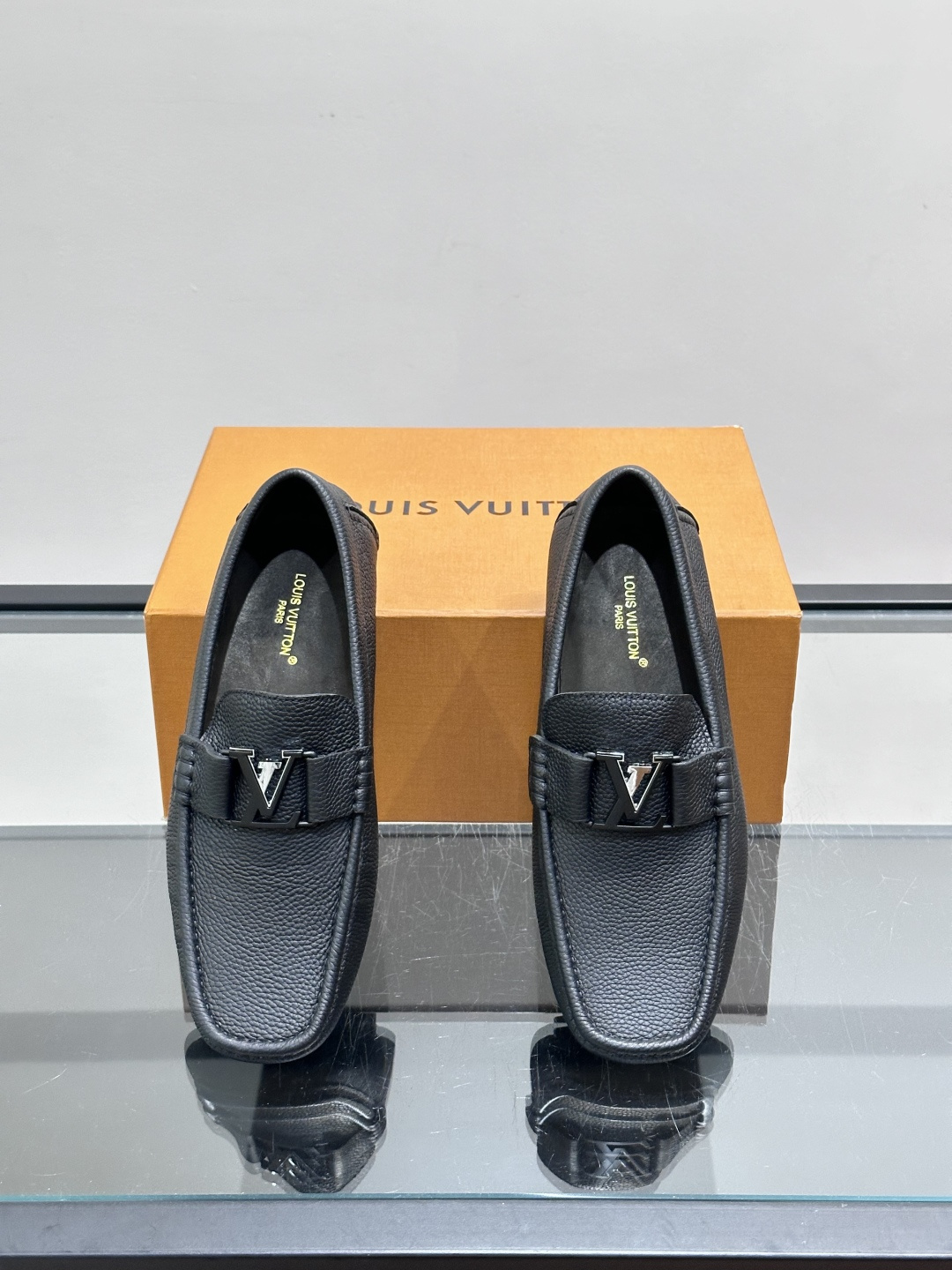 LV MONZA 莫卡辛鞋本款 LV Monza 莫卡辛鞋为牛皮革鞋身压印格子皮革纹理,并以摩登方形轮廓及管状鞋型重塑驾 LV MONZA 莫卡辛鞋本款 LV Monza 莫卡辛鞋为牛皮革鞋身压印格子皮革纹理,并以摩登方形轮廓及管状鞋型重塑驾