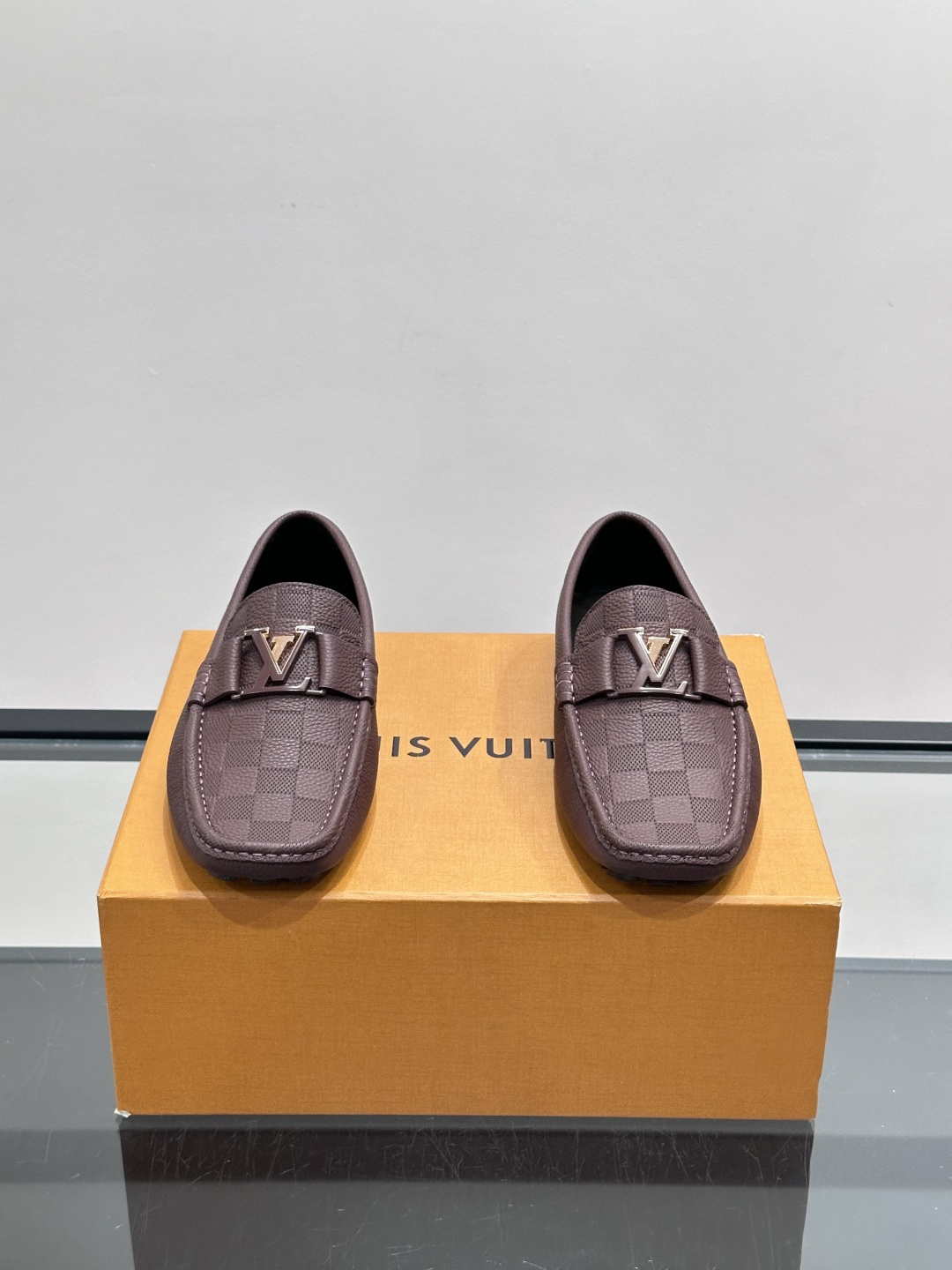 LV MONZA 莫卡辛鞋本款 LV Monza 莫卡辛鞋为牛皮革鞋身压印格子皮革纹理,并以摩登方形轮廓及管状鞋型重塑驾 LV MONZA 莫卡辛鞋本款 LV Monza 莫卡辛鞋为牛皮革鞋身压印格子皮革纹理,并以摩登方形轮廓及管状鞋型重塑驾