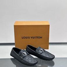LV MONZA 莫卡辛鞋本款 LV Monza 莫卡辛鞋为牛皮革鞋身压印格子皮革纹理,并以摩登方形轮廓及管状鞋型重塑驾 LV MONZA 莫卡辛鞋本款 LV Monza 莫卡辛鞋为牛皮革鞋身压印格子皮革纹理,并以摩登方形轮廓及管状鞋型重塑驾