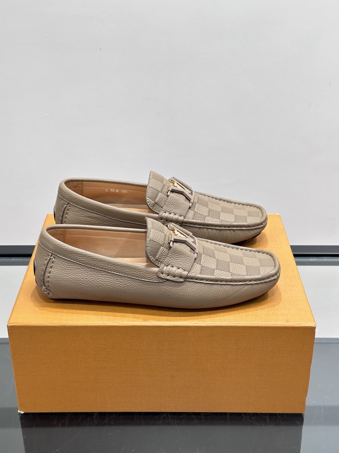 NO:956514,'＊UIOS＊UITTO＊' new men's beanie shoes, embossed with plaid leather texture on the calf leather shoe body, and reshape the design of driving shoes with a modern square outline and tubular shoe shape. The insole-less design creates a light and flexible feel. LV letter decoration embellishes the stitched upper. The upper is made of calf leather brand elements, metal parts are sewn on the upper, Tubular process Damier rubber outsole anti-slip design!  Good-looking and comfortable, size 38-44 (customized at 45.46), louis vuitton, cowhide19860909《＊UIOS ＊UITTO＊》新品男士豆豆鞋,为牛皮革鞋身压印格子皮革纹理,并以摩登方形轮廓及管状鞋型重塑驾驶鞋设计.无鞋垫设计造就轻盈柔韧之感.LV 字母装饰点缀缝纫鞋面. 鞋面采用牛皮革品牌元素金属件缝纫鞋面加Tubular 工艺Damier 橡胶粒外底防滑设计！ 好看舒适size38-44（45.46定制）,,louis vuitton,cowhide,Men's shoes