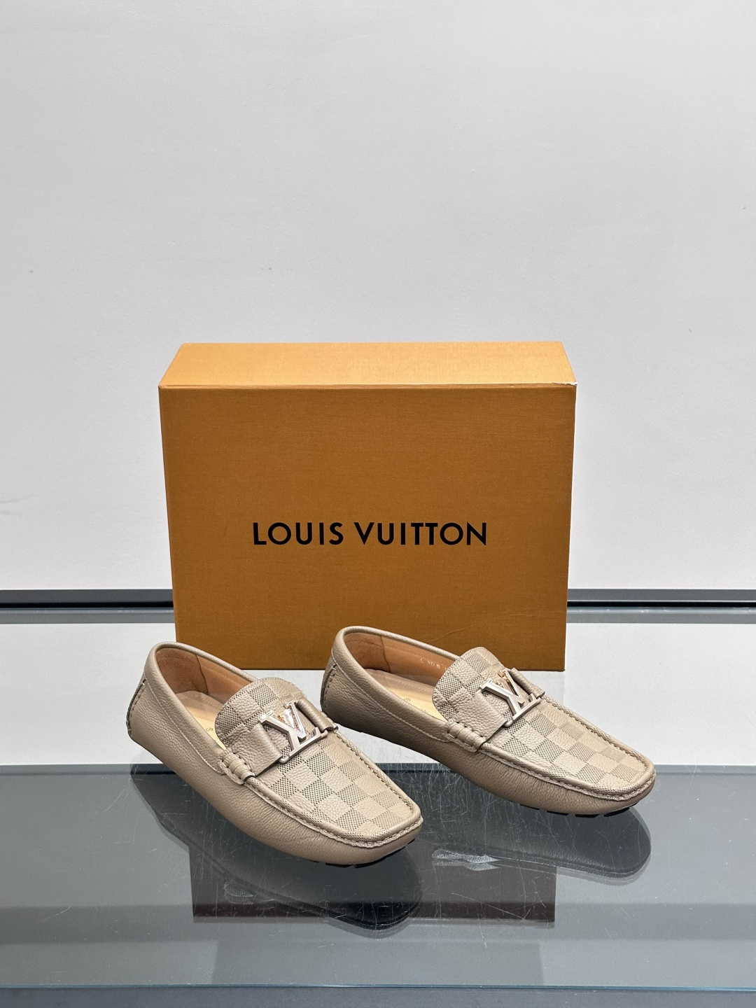 LV MONZA 莫卡辛鞋本款 LV Monza 莫卡辛鞋为牛皮革鞋身压印格子皮革纹理,并以摩登方形轮廓及管状鞋型重塑驾 LV MONZA 莫卡辛鞋本款 LV Monza 莫卡辛鞋为牛皮革鞋身压印格子皮革纹理,并以摩登方形轮廓及管状鞋型重塑驾