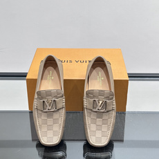 LV MONZA 莫卡辛鞋本款 LV Monza 莫卡辛鞋为牛皮革鞋身压印格子皮革纹理,并以摩登方形轮廓及管状鞋型重塑驾 LV MONZA 莫卡辛鞋本款 LV Monza 莫卡辛鞋为牛皮革鞋身压印格子皮革纹理,并以摩登方形轮廓及管状鞋型重塑驾