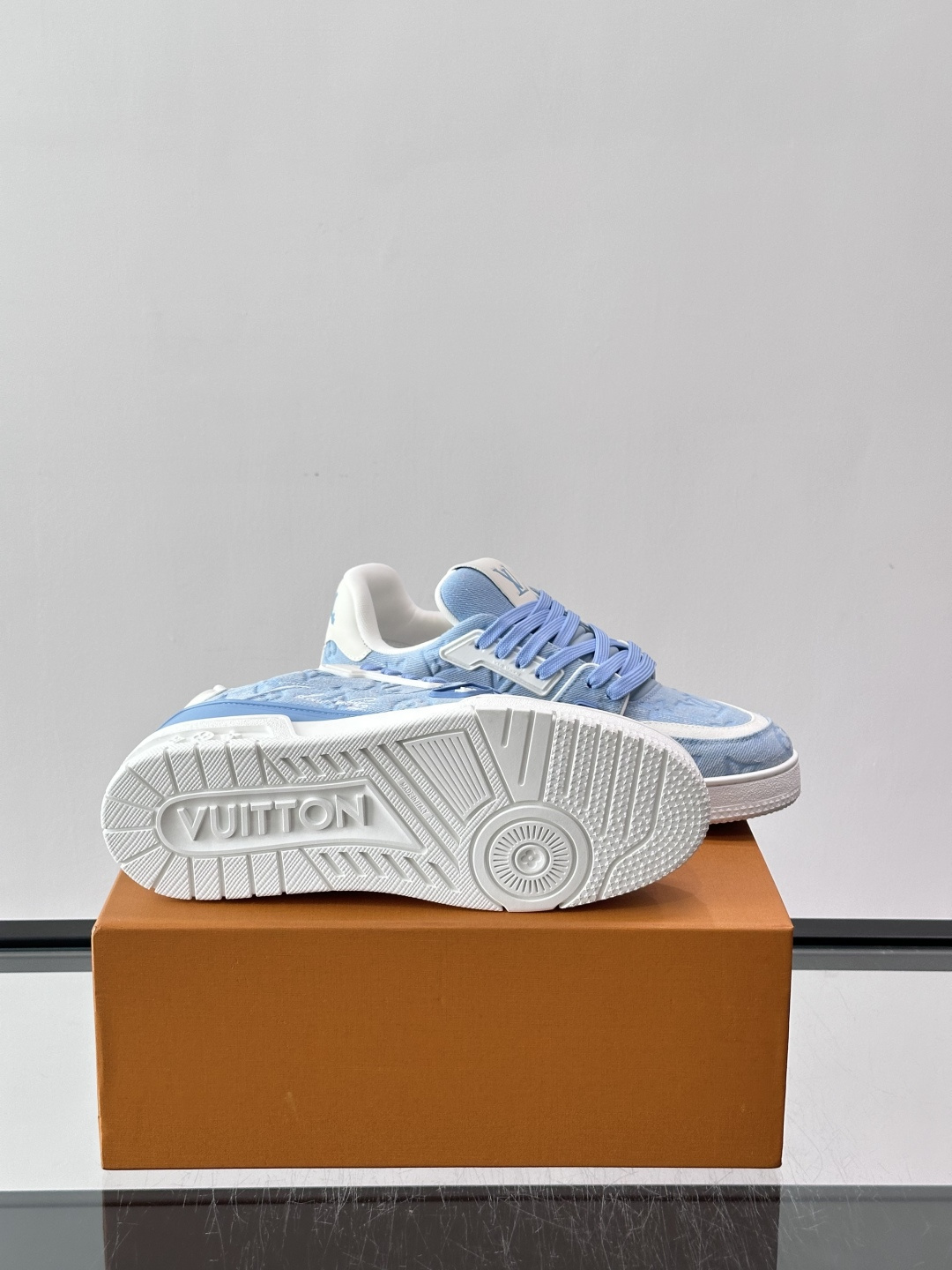 驴家 新配色 trainer运动鞋,本款 LV Trainer 运动鞋取材柔软粒面小牛皮,呈现纯净色调,后部#54标识追 驴家 新配色 trainer运动鞋,本款 LV Trainer 运动鞋取材柔软粒面小牛皮,呈现纯净色调,后部#54标识追