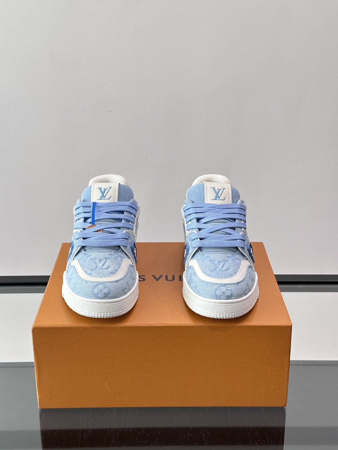驴家 新配色 trainer运动鞋,本款 LV Trainer 运动鞋取材柔软粒面小牛皮,呈现纯净色调,后部#54标识追 驴家 新配色 trainer运动鞋,本款 LV Trainer 运动鞋取材柔软粒面小牛皮,呈现纯净色调,后部#54标识追