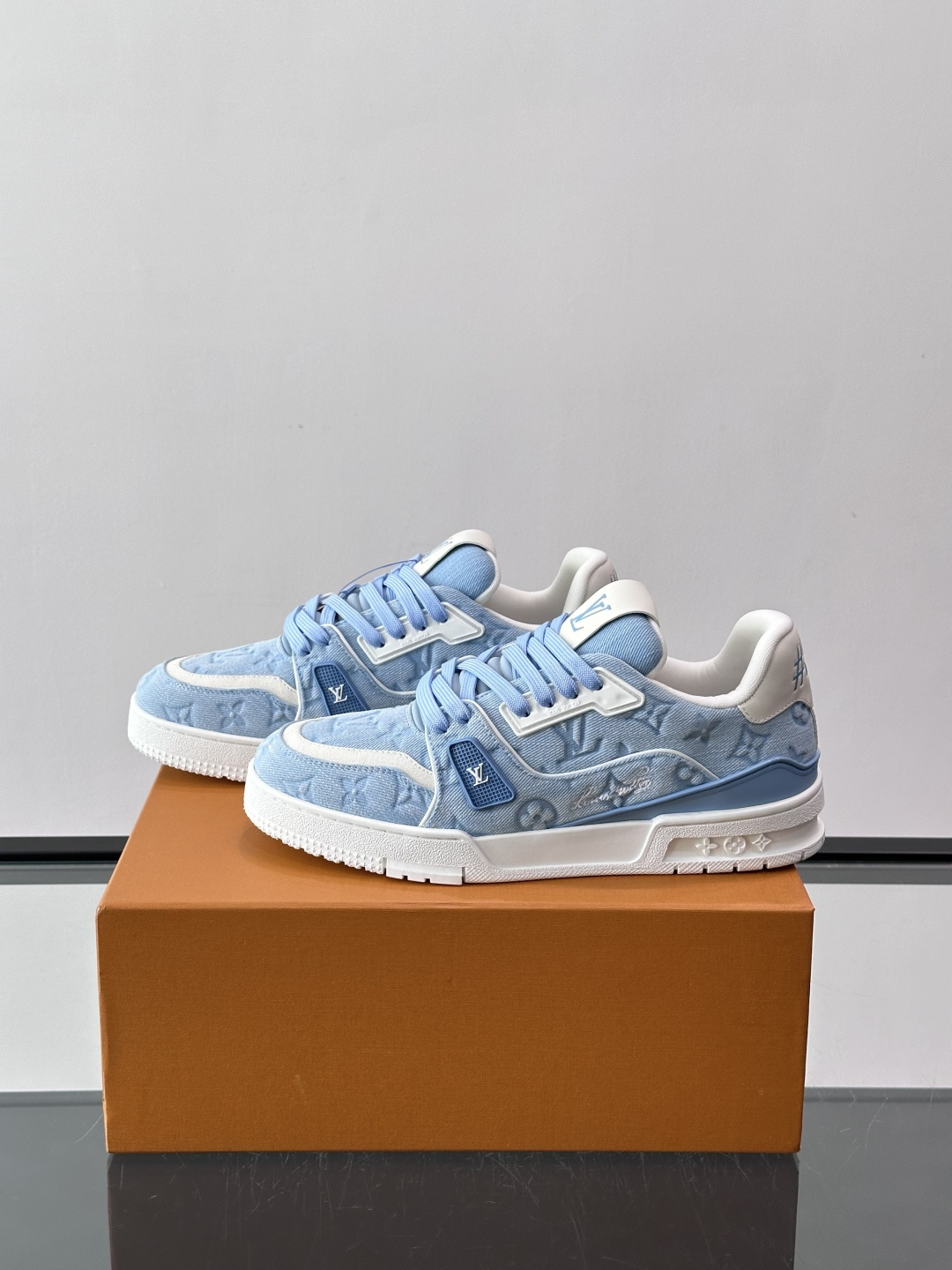 驴家 新配色 trainer运动鞋,本款 LV Trainer 运动鞋取材柔软粒面小牛皮,呈现纯净色调,后部#54标识追 驴家 新配色 trainer运动鞋,本款 LV Trainer 运动鞋取材柔软粒面小牛皮,呈现纯净色调,后部#54标识追
