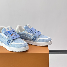 驴家 新配色 trainer运动鞋,本款 LV Trainer 运动鞋取材柔软粒面小牛皮,呈现纯净色调,后部#54标识追 驴家 新配色 trainer运动鞋,本款 LV Trainer 运动鞋取材柔软粒面小牛皮,呈现纯净色调,后部#54标识追