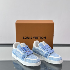 驴家 新配色 trainer运动鞋,本款 LV Trainer 运动鞋取材柔软粒面小牛皮,呈现纯净色调,后部#54标识追 驴家 新配色 trainer运动鞋,本款 LV Trainer 运动鞋取材柔软粒面小牛皮,呈现纯净色调,后部#54标识追