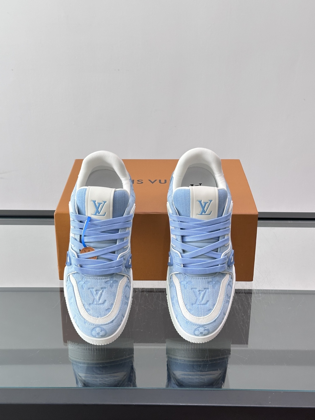 驴家 新配色 trainer运动鞋,本款 LV Trainer 运动鞋取材柔软粒面小牛皮,呈现纯净色调,后部#54标识追 驴家 新配色 trainer运动鞋,本款 LV Trainer 运动鞋取材柔软粒面小牛皮,呈现纯净色调,后部#54标识追