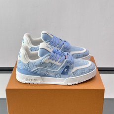 驴家 新配色 trainer运动鞋,本款 LV Trainer 运动鞋取材柔软粒面小牛皮,呈现纯净色调,后部#54标识追 驴家 新配色 trainer运动鞋,本款 LV Trainer 运动鞋取材柔软粒面小牛皮,呈现纯净色调,后部#54标识追