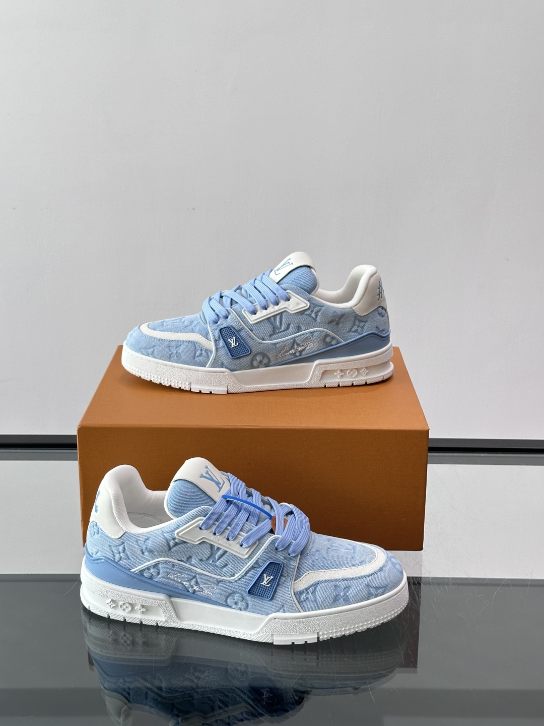 驴家 新配色 trainer运动鞋,本款 LV Trainer 运动鞋取材柔软粒面小牛皮,呈现纯净色调,后部#54标识追 驴家 新配色 trainer运动鞋,本款 LV Trainer 运动鞋取材柔软粒面小牛皮,呈现纯净色调,后部#54标识追