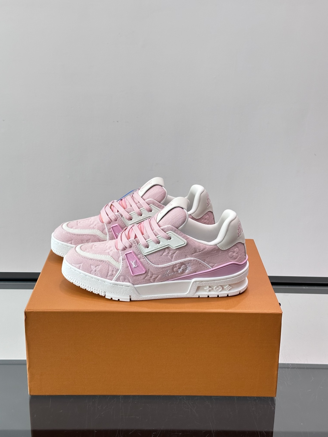 驴家 新配色 trainer运动鞋，本款 LV Trainer 运动鞋取材柔软粒面小牛皮，呈现纯净色调，后部#54标识追
