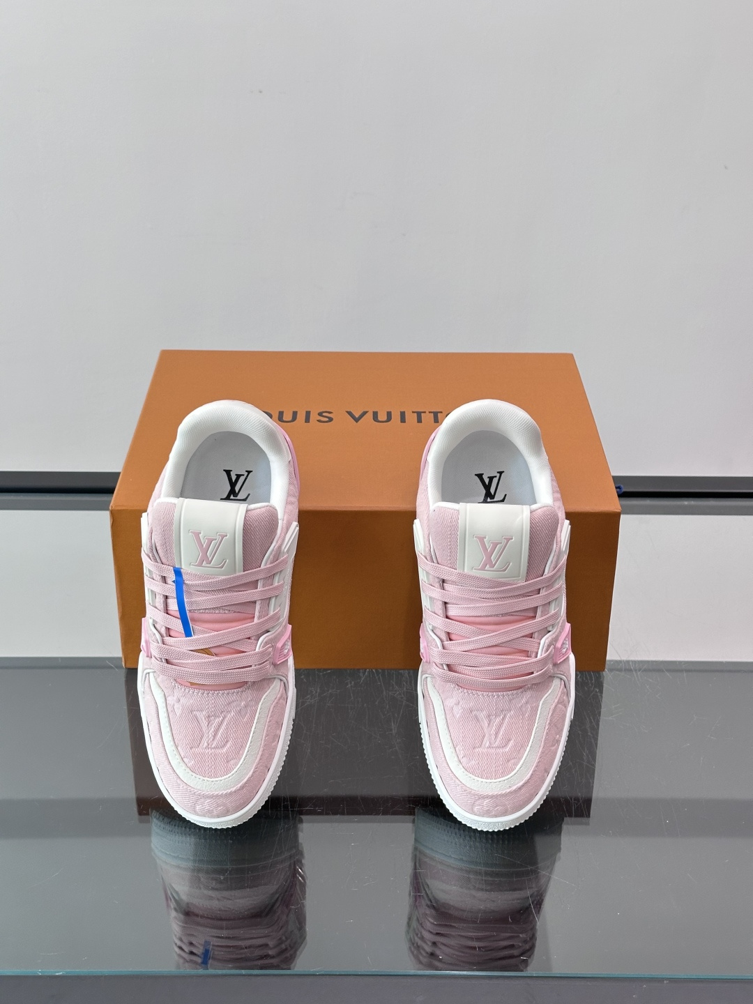 驴家 新配色 trainer运动鞋，本款 LV Trainer 运动鞋取材柔软粒面小牛皮，呈现纯净色调，后部#54标识追