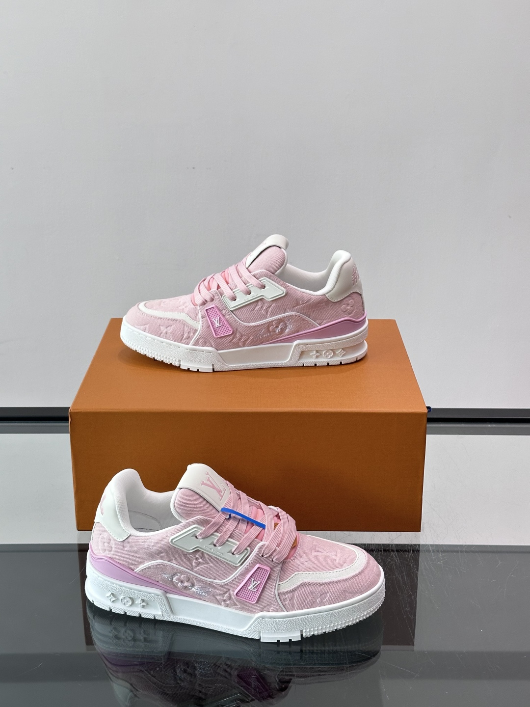 驴家 新配色 trainer运动鞋，本款 LV Trainer 运动鞋取材柔软粒面小牛皮，呈现纯净色调，后部#54标识追
