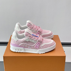 驴家 新配色 trainer运动鞋,本款 LV Trainer 运动鞋取材柔软粒面小牛皮,呈现纯净色调,后部#54标识追 驴家 新配色 trainer运动鞋,本款 LV Trainer 运动鞋取材柔软粒面小牛皮,呈现纯净色调,后部#54标识追