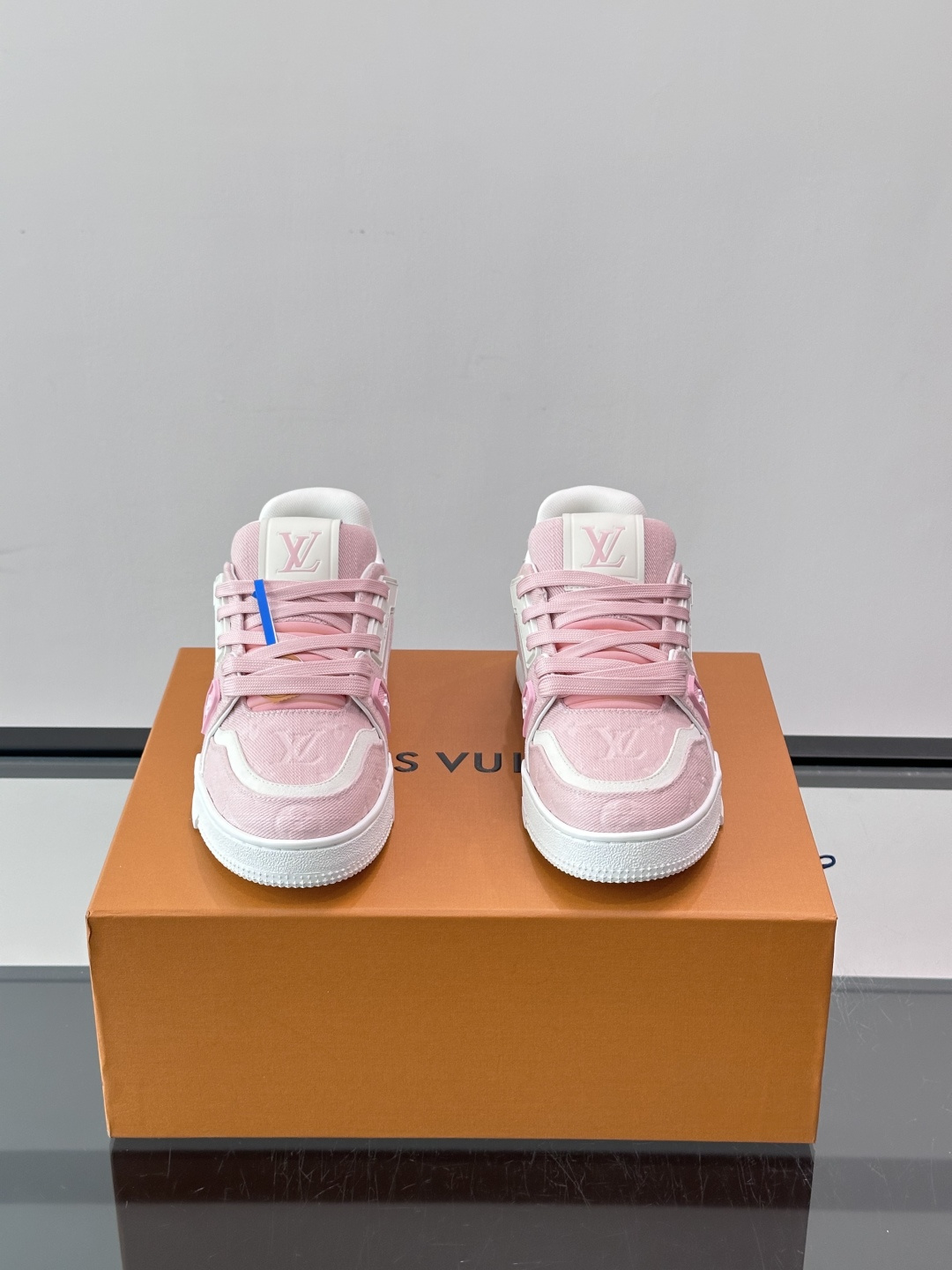 驴家 新配色 trainer运动鞋，本款 LV Trainer 运动鞋取材柔软粒面小牛皮，呈现纯净色调，后部#54标识追