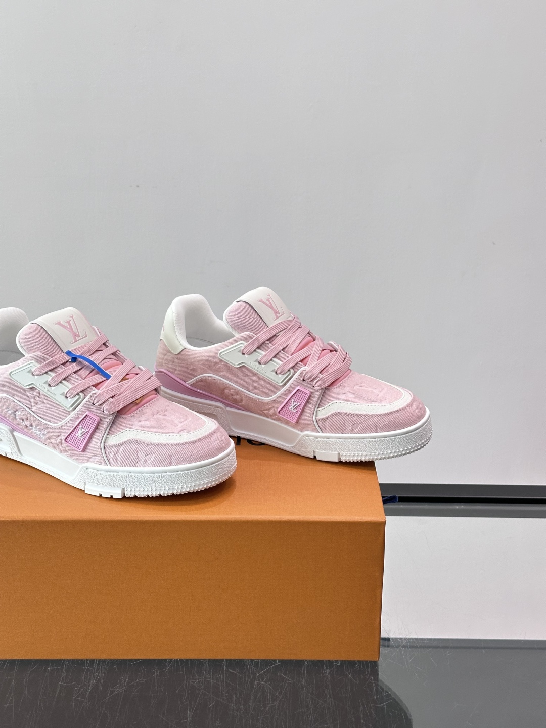 驴家 新配色 trainer运动鞋，本款 LV Trainer 运动鞋取材柔软粒面小牛皮，呈现纯净色调，后部#54标识追