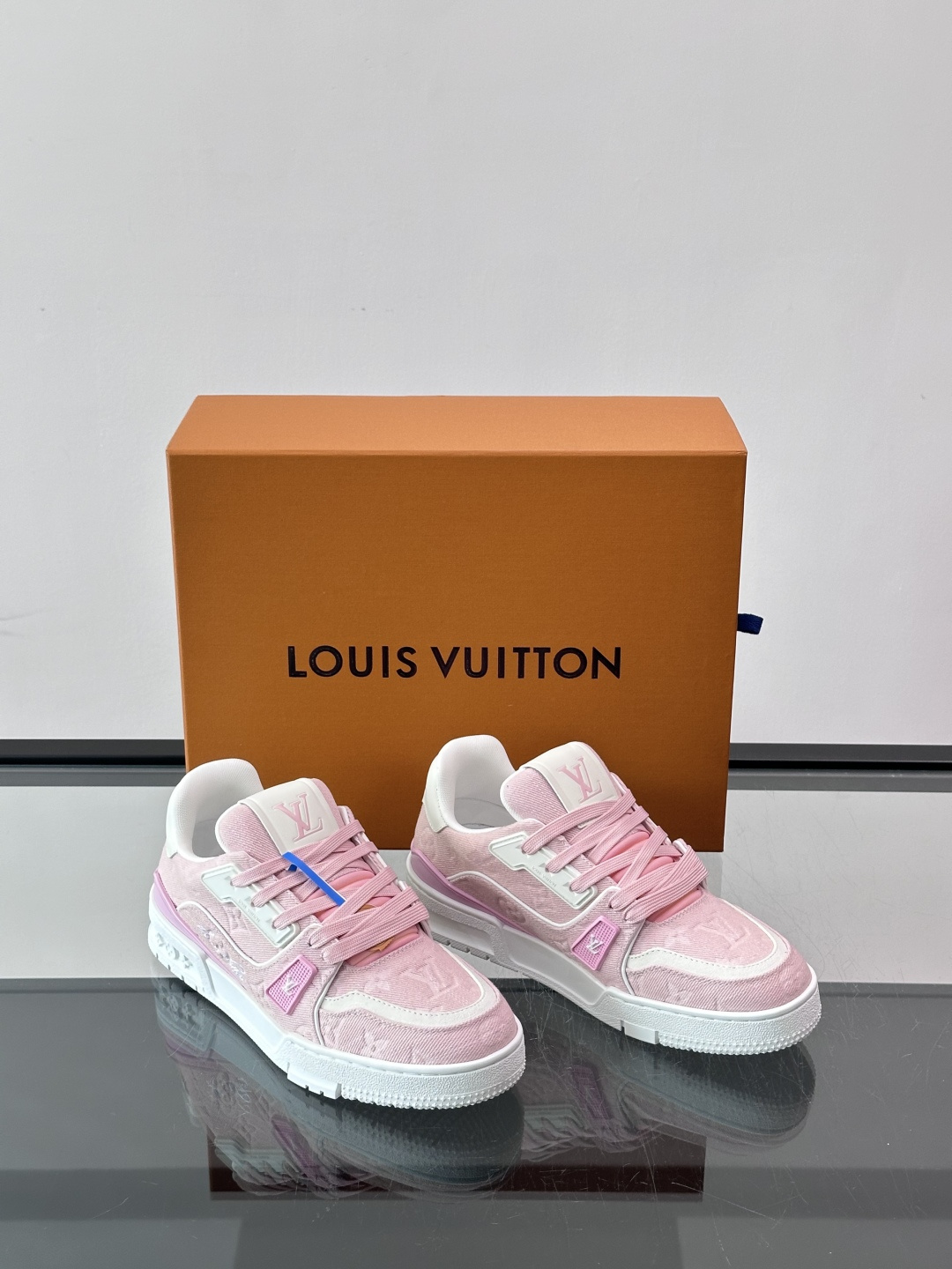 驴家 新配色 trainer运动鞋，本款 LV Trainer 运动鞋取材柔软粒面小牛皮，呈现纯净色调，后部#54标识追