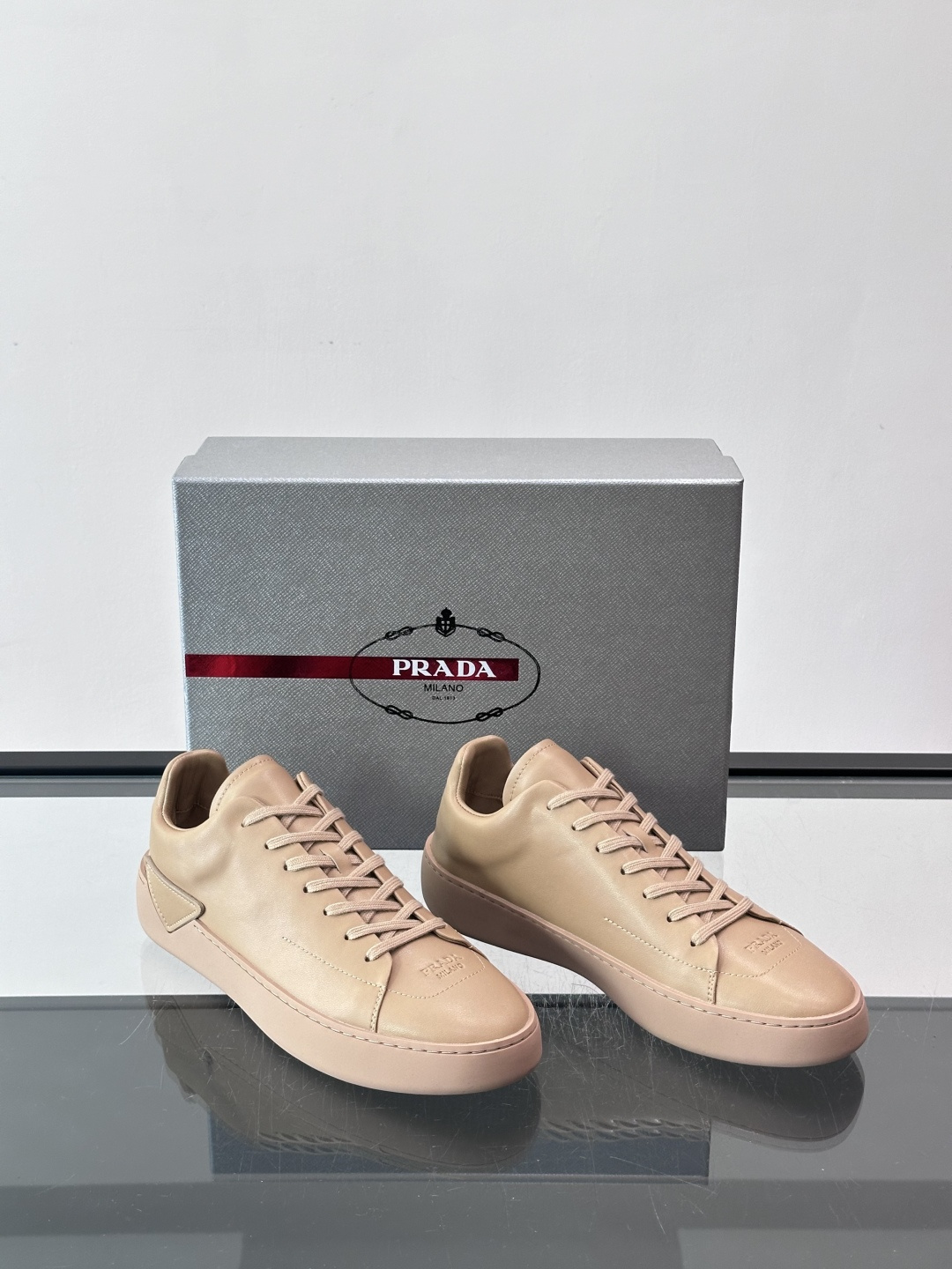 Prada Court Re-Nylon运动鞋这款运动鞋的设计捕捉了现代风格的精髓,结合运动功能性与简约高雅。这款鞋采用 Prada Court Re-Nylon运动鞋这款运动鞋的设计捕捉了现代风格的精髓,结合运动功能性与简约高雅。这款鞋采用
