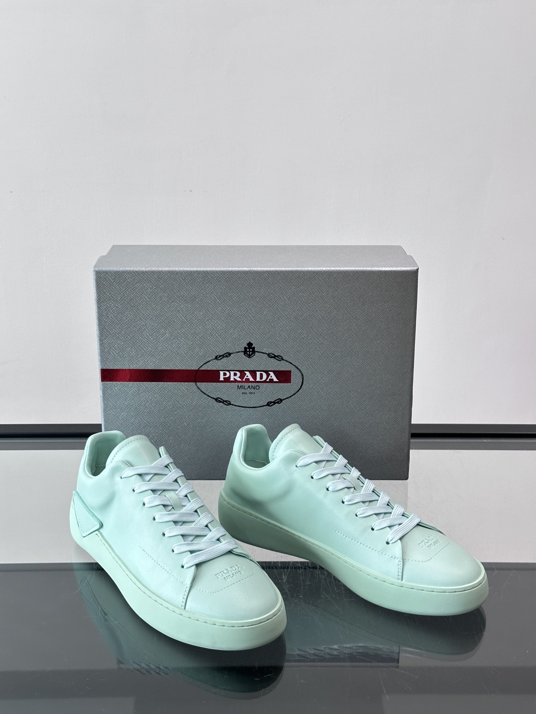 Prada Court Re-Nylon运动鞋这款运动鞋的设计捕捉了现代风格的精髓,结合运动功能性与简约高雅。这款鞋采用 Prada Court Re-Nylon运动鞋这款运动鞋的设计捕捉了现代风格的精髓,结合运动功能性与简约高雅。这款鞋采用