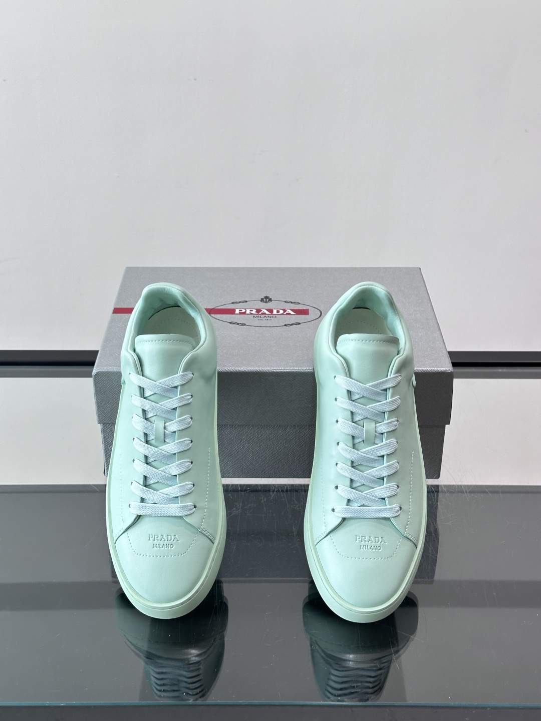Prada Court Re-Nylon运动鞋这款运动鞋的设计捕捉了现代风格的精髓,结合运动功能性与简约高雅。这款鞋采用 Prada Court Re-Nylon运动鞋这款运动鞋的设计捕捉了现代风格的精髓,结合运动功能性与简约高雅。这款鞋采用