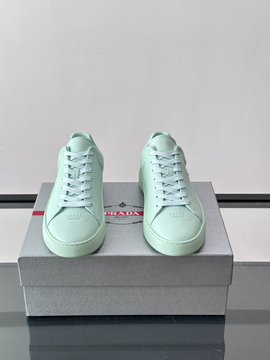 Prada Court Re-Nylon运动鞋这款运动鞋的设计捕捉了现代风格的精髓,结合运动功能性与简约高雅。这款鞋采用 Prada Court Re-Nylon运动鞋这款运动鞋的设计捕捉了现代风格的精髓,结合运动功能性与简约高雅。这款鞋采用