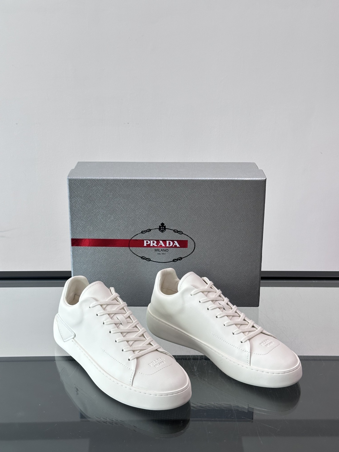 Prada Court Re-Nylon运动鞋这款运动鞋的设计捕捉了现代风格的精髓,结合运动功能性与简约高雅。这款鞋采用 Prada Court Re-Nylon运动鞋这款运动鞋的设计捕捉了现代风格的精髓,结合运动功能性与简约高雅。这款鞋采用