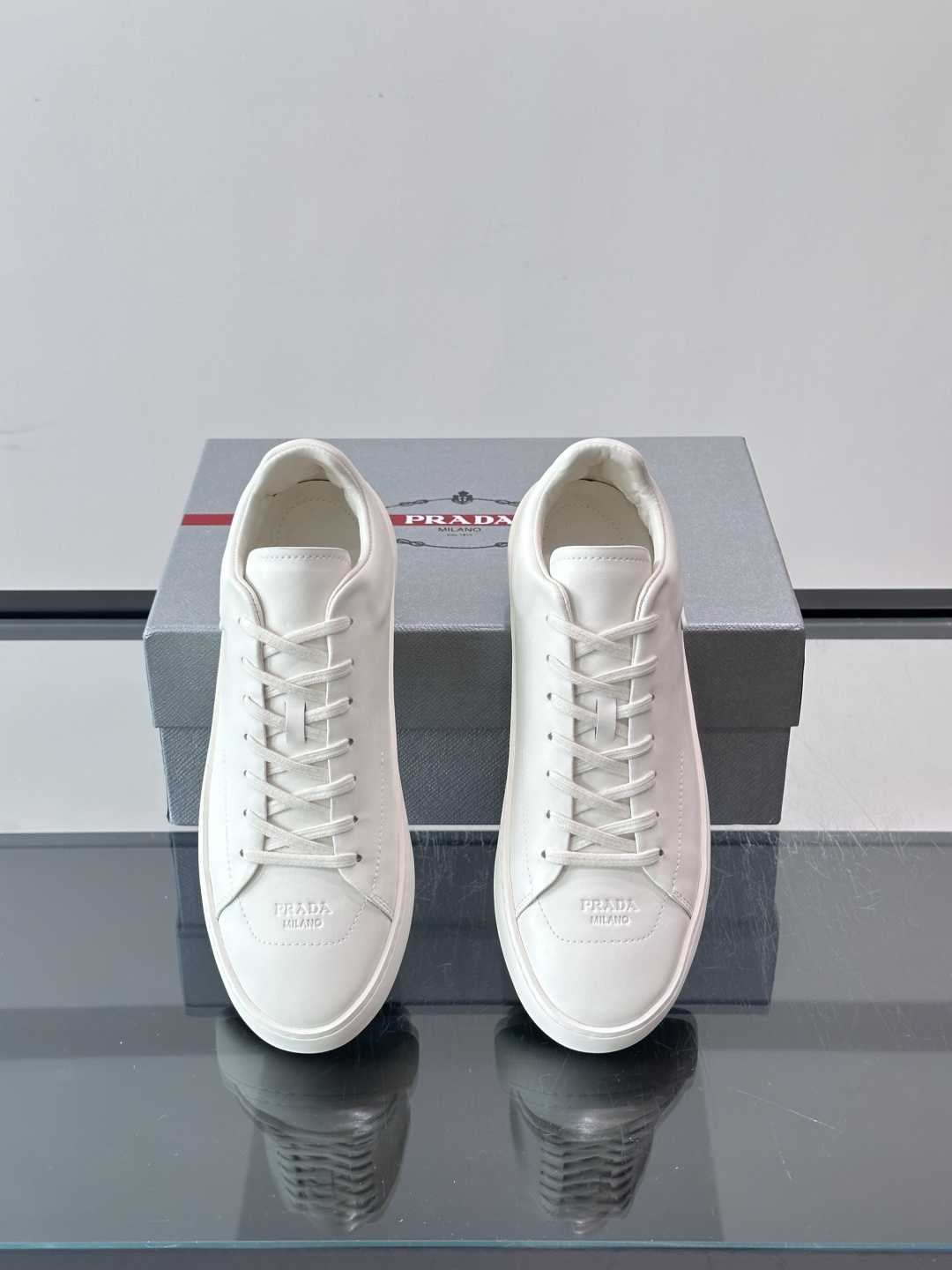 Prada Court Re-Nylon运动鞋这款运动鞋的设计捕捉了现代风格的精髓,结合运动功能性与简约高雅。这款鞋采用 Prada Court Re-Nylon运动鞋这款运动鞋的设计捕捉了现代风格的精髓,结合运动功能性与简约高雅。这款鞋采用