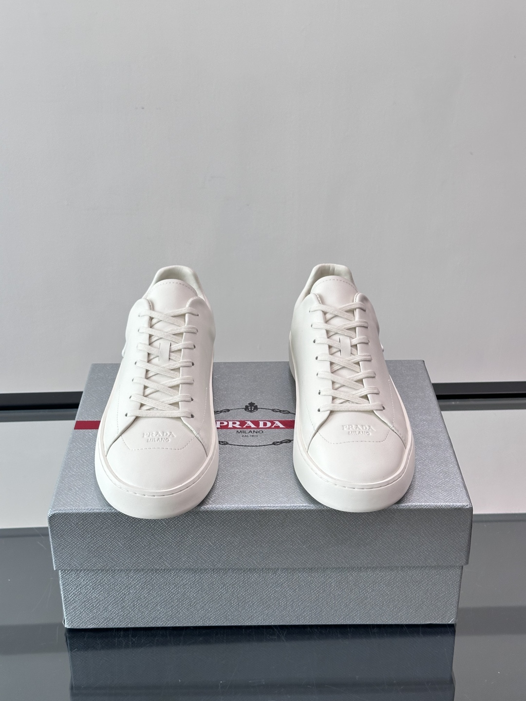 Prada Court Re-Nylon运动鞋这款运动鞋的设计捕捉了现代风格的精髓,结合运动功能性与简约高雅。这款鞋采用 Prada Court Re-Nylon运动鞋这款运动鞋的设计捕捉了现代风格的精髓,结合运动功能性与简约高雅。这款鞋采用