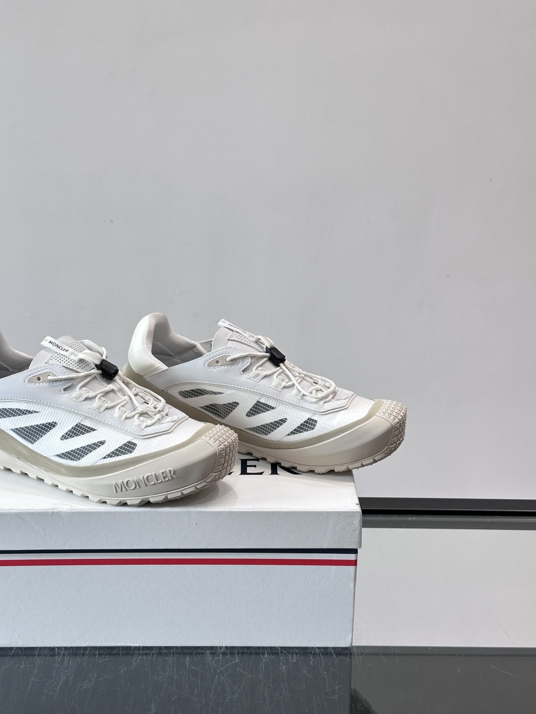 👟Moncler 2026秋季新款网面运动鞋,透气网布+皮革拼接,简约又有机能感。厚底设计,缓震舒适,适合通勤、旅行、户 👟Moncler 2026秋季新款网面运动鞋,透气网布+皮革拼接,简约又有机能感。厚底设计,缓震舒适,适合通勤、旅行、户