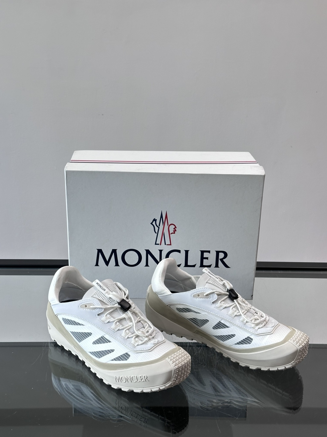 👟Moncler 2026秋季新款网面运动鞋,透气网布+皮革拼接,简约又有机能感。厚底设计,缓震舒适,适合通勤、旅行、户 👟Moncler 2026秋季新款网面运动鞋,透气网布+皮革拼接,简约又有机能感。厚底设计,缓震舒适,适合通勤、旅行、户