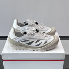 👟Moncler 2026秋季新款网面运动鞋,透气网布+皮革拼接,简约又有机能感。厚底设计,缓震舒适,适合通勤、旅行、户 👟Moncler 2026秋季新款网面运动鞋,透气网布+皮革拼接,简约又有机能感。厚底设计,缓震舒适,适合通勤、旅行、户