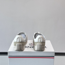 👟Moncler 2026秋季新款网面运动鞋,透气网布+皮革拼接,简约又有机能感。厚底设计,缓震舒适,适合通勤、旅行、户 👟Moncler 2026秋季新款网面运动鞋,透气网布+皮革拼接,简约又有机能感。厚底设计,缓震舒适,适合通勤、旅行、户