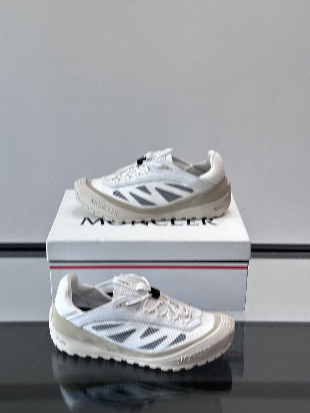 👟Moncler 2026秋季新款网面运动鞋,透气网布+皮革拼接,简约又有机能感。厚底设计,缓震舒适,适合通勤、旅行、户 👟Moncler 2026秋季新款网面运动鞋,透气网布+皮革拼接,简约又有机能感。厚底设计,缓震舒适,适合通勤、旅行、户