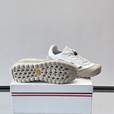 👟Moncler 2026秋季新款网面运动鞋,透气网布+皮革拼接,简约又有机能感。厚底设计,缓震舒适,适合通勤、旅行、户 👟Moncler 2026秋季新款网面运动鞋,透气网布+皮革拼接,简约又有机能感。厚底设计,缓震舒适,适合通勤、旅行、户
