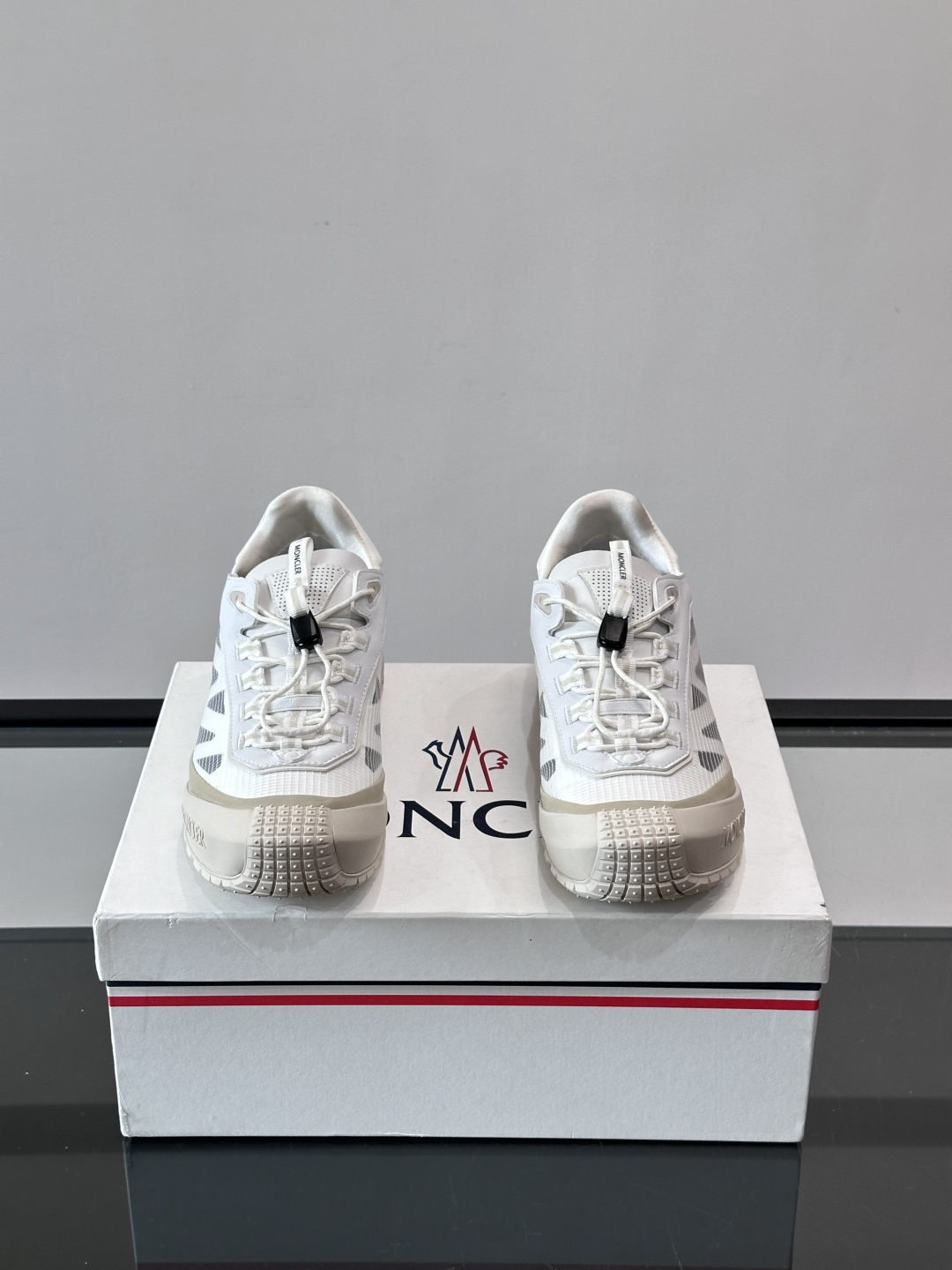 👟Moncler 2026秋季新款网面运动鞋,透气网布+皮革拼接,简约又有机能感。厚底设计,缓震舒适,适合通勤、旅行、户 👟Moncler 2026秋季新款网面运动鞋,透气网布+皮革拼接,简约又有机能感。厚底设计,缓震舒适,适合通勤、旅行、户