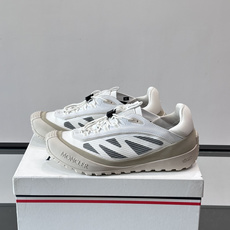 👟Moncler 2026秋季新款网面运动鞋,透气网布+皮革拼接,简约又有机能感。厚底设计,缓震舒适,适合通勤、旅行、户 👟Moncler 2026秋季新款网面运动鞋,透气网布+皮革拼接,简约又有机能感。厚底设计,缓震舒适,适合通勤、旅行、户