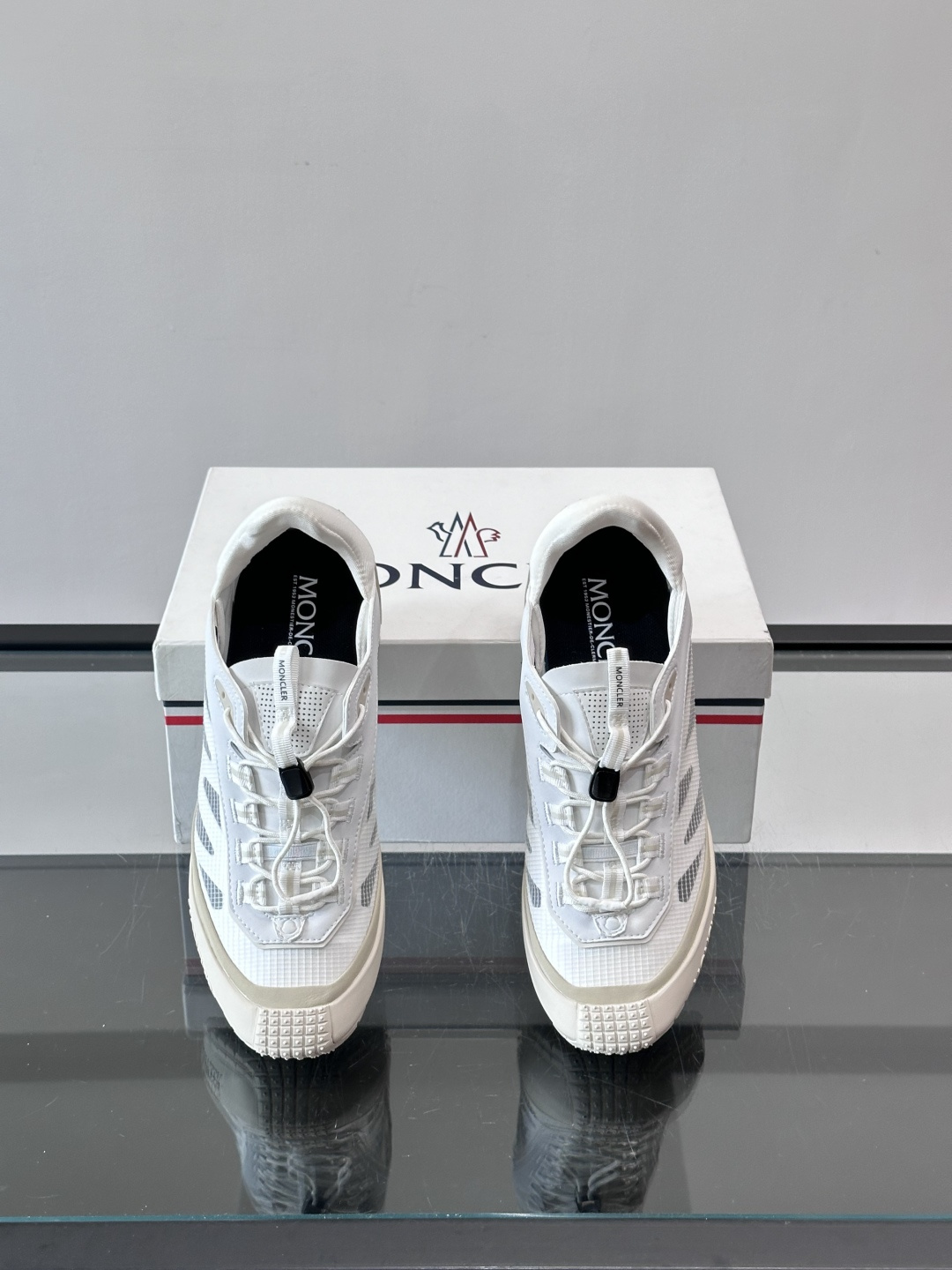 👟Moncler 2026秋季新款网面运动鞋,透气网布+皮革拼接,简约又有机能感。厚底设计,缓震舒适,适合通勤、旅行、户 👟Moncler 2026秋季新款网面运动鞋,透气网布+皮革拼接,简约又有机能感。厚底设计,缓震舒适,适合通勤、旅行、户
