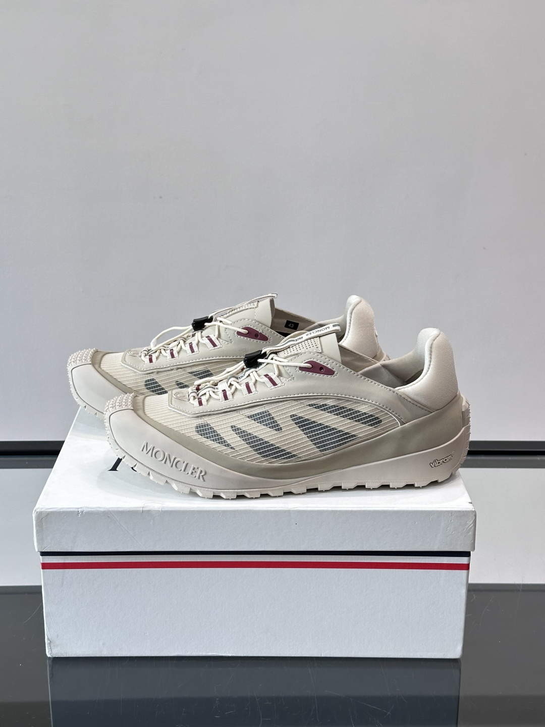👟Moncler 2026秋季新款网面运动鞋,透气网布+皮革拼接,简约又有机能感。厚底设计,缓震舒适,适合通勤、旅行、户 👟Moncler 2026秋季新款网面运动鞋,透气网布+皮革拼接,简约又有机能感。厚底设计,缓震舒适,适合通勤、旅行、户