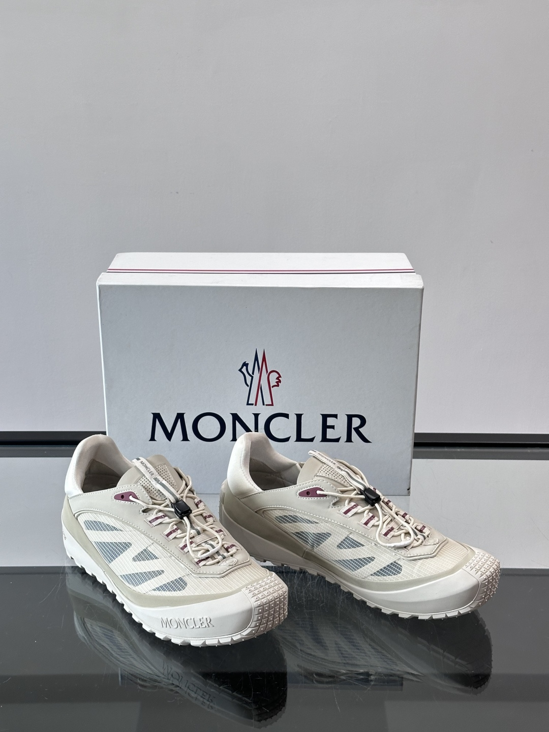 👟Moncler 2026秋季新款网面运动鞋,透气网布+皮革拼接,简约又有机能感。厚底设计,缓震舒适,适合通勤、旅行、户 👟Moncler 2026秋季新款网面运动鞋,透气网布+皮革拼接,简约又有机能感。厚底设计,缓震舒适,适合通勤、旅行、户