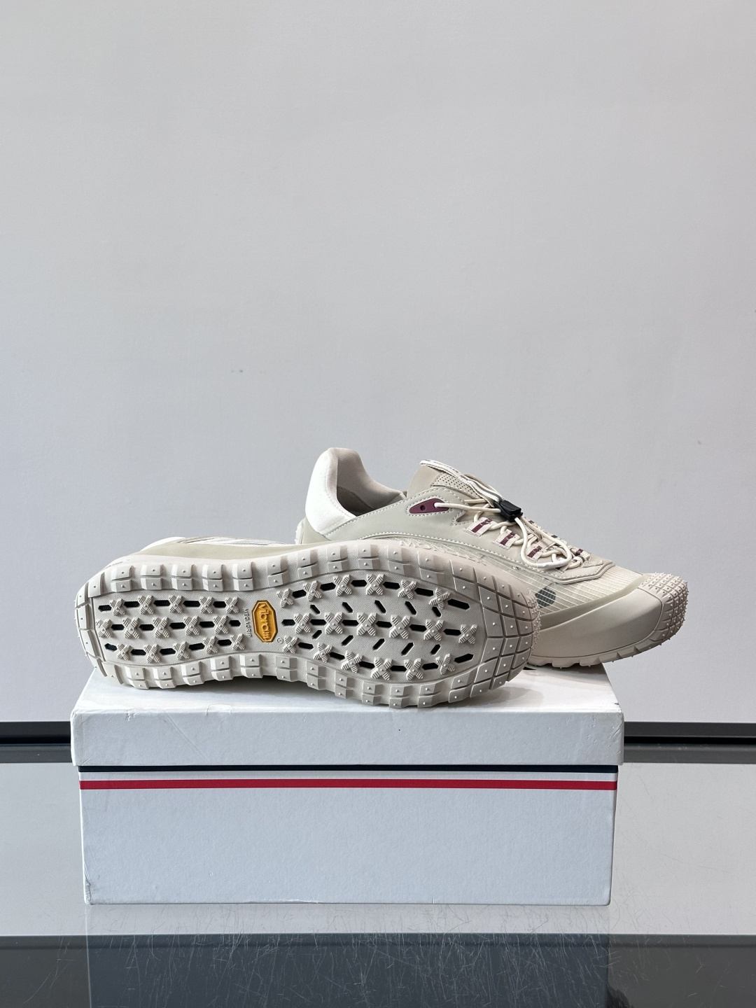 👟Moncler 2026秋季新款网面运动鞋,透气网布+皮革拼接,简约又有机能感。厚底设计,缓震舒适,适合通勤、旅行、户 👟Moncler 2026秋季新款网面运动鞋,透气网布+皮革拼接,简约又有机能感。厚底设计,缓震舒适,适合通勤、旅行、户