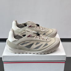 👟Moncler 2026秋季新款网面运动鞋,透气网布+皮革拼接,简约又有机能感。厚底设计,缓震舒适,适合通勤、旅行、户 👟Moncler 2026秋季新款网面运动鞋,透气网布+皮革拼接,简约又有机能感。厚底设计,缓震舒适,适合通勤、旅行、户