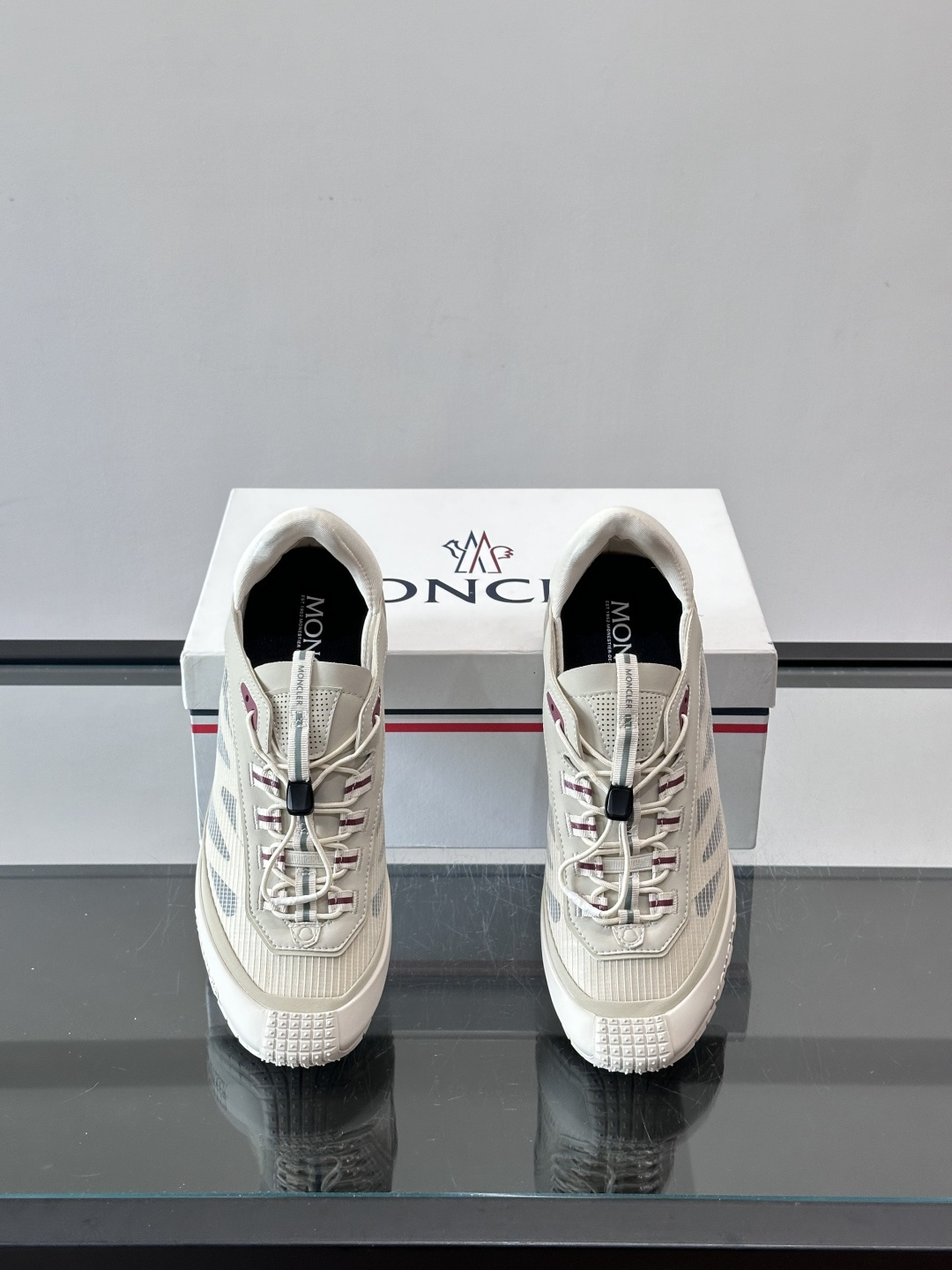 👟Moncler 2026秋季新款网面运动鞋,透气网布+皮革拼接,简约又有机能感。厚底设计,缓震舒适,适合通勤、旅行、户 👟Moncler 2026秋季新款网面运动鞋,透气网布+皮革拼接,简约又有机能感。厚底设计,缓震舒适,适合通勤、旅行、户