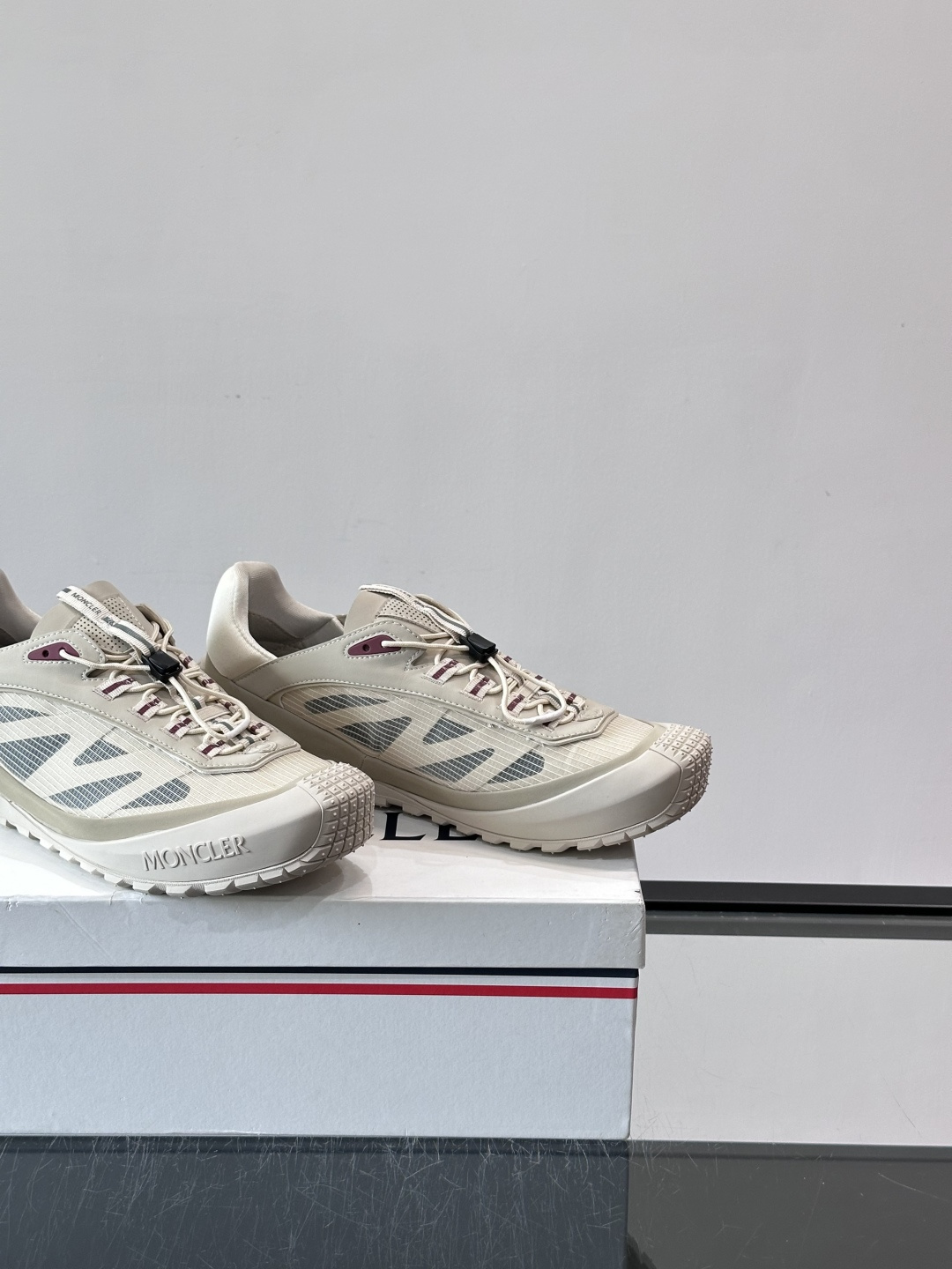👟Moncler 2026秋季新款网面运动鞋,透气网布+皮革拼接,简约又有机能感。厚底设计,缓震舒适,适合通勤、旅行、户 👟Moncler 2026秋季新款网面运动鞋,透气网布+皮革拼接,简约又有机能感。厚底设计,缓震舒适,适合通勤、旅行、户