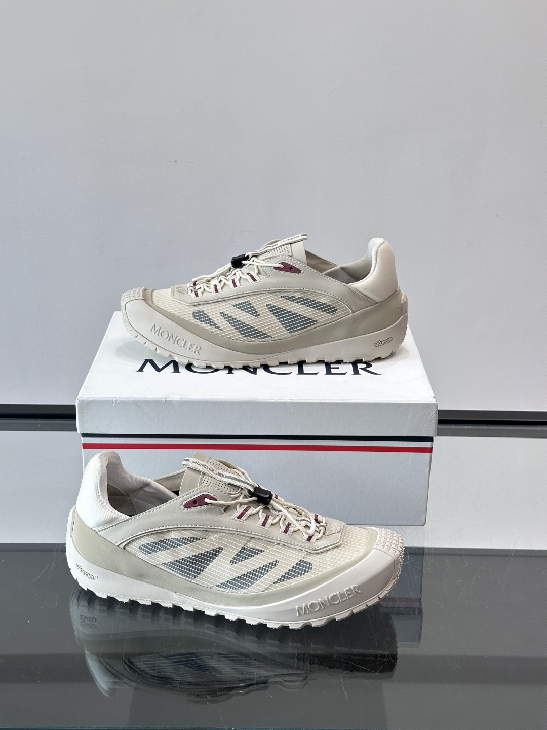 👟Moncler 2026秋季新款网面运动鞋,透气网布+皮革拼接,简约又有机能感。厚底设计,缓震舒适,适合通勤、旅行、户 👟Moncler 2026秋季新款网面运动鞋,透气网布+皮革拼接,简约又有机能感。厚底设计,缓震舒适,适合通勤、旅行、户